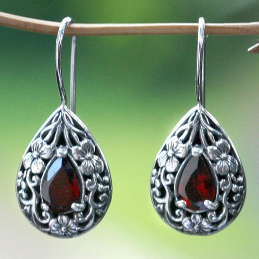 Tropfenförmige Ohrringe aus Sterlingsilber mit rotem Granat und floralem Design