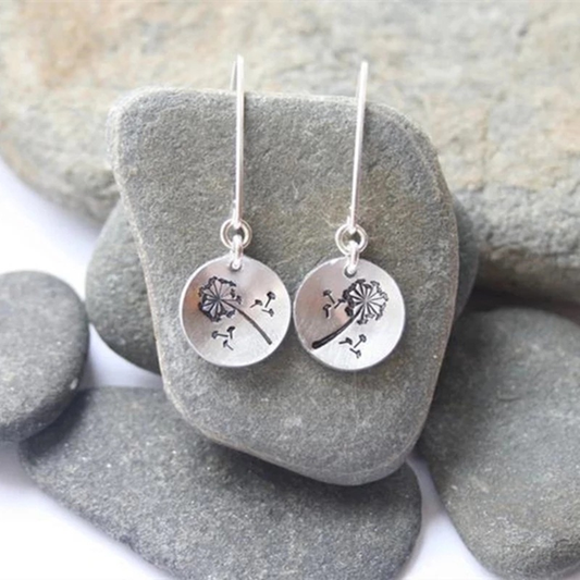 Handgestempelte Dandelion-Ohrringe, filigranes Pusteblumen-Design