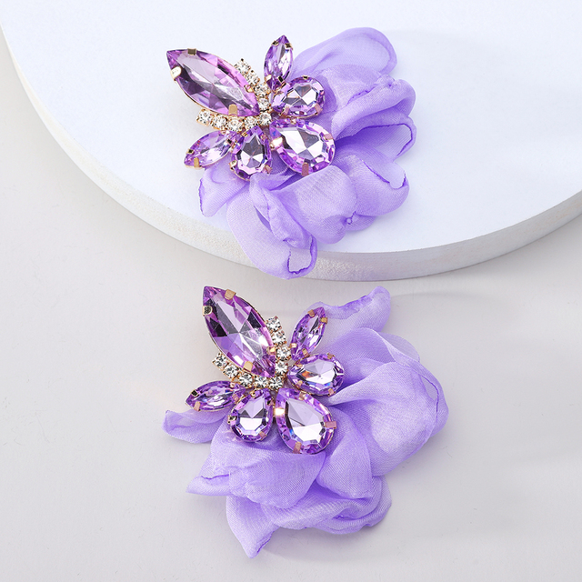 Glamouröse Ohrstecker mit Strasssteinen und zarten Blumenblüten