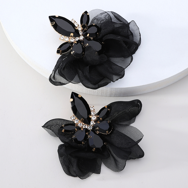 Glamouröse Ohrstecker mit Strasssteinen und zarten Blumenblüten