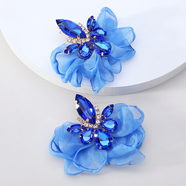 Glamouröse Ohrstecker mit Strasssteinen und zarten Blumenblüten