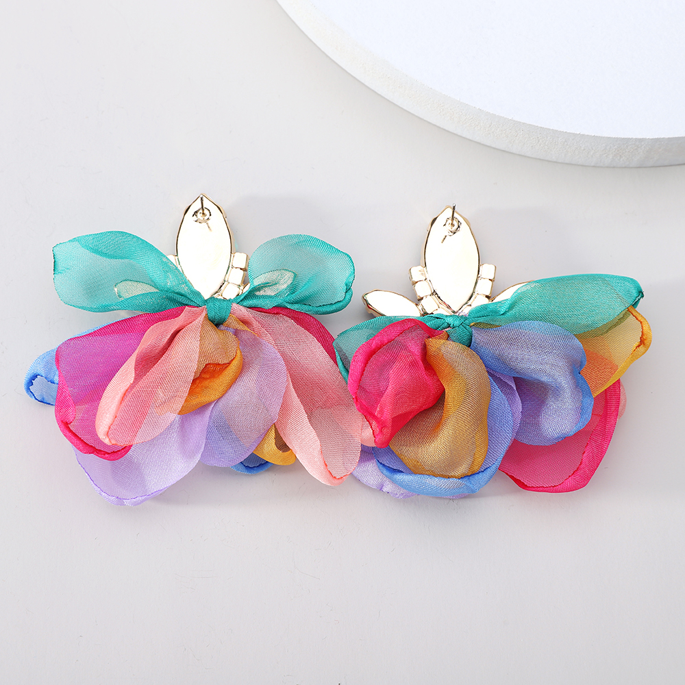 Glamouröse Ohrstecker mit Strasssteinen und zarten Blumenblüten