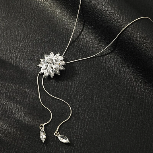 Elegante Kristall-Lariat-Halskette mit funkelndem Blumen-Zirkonia-Anhänger