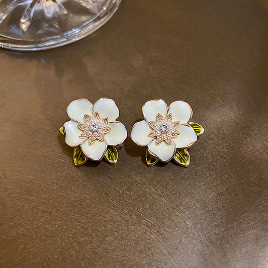 Cremefarbene Emaille-Blütenohrstecker mit funkelnden Zirkonen und Blättern