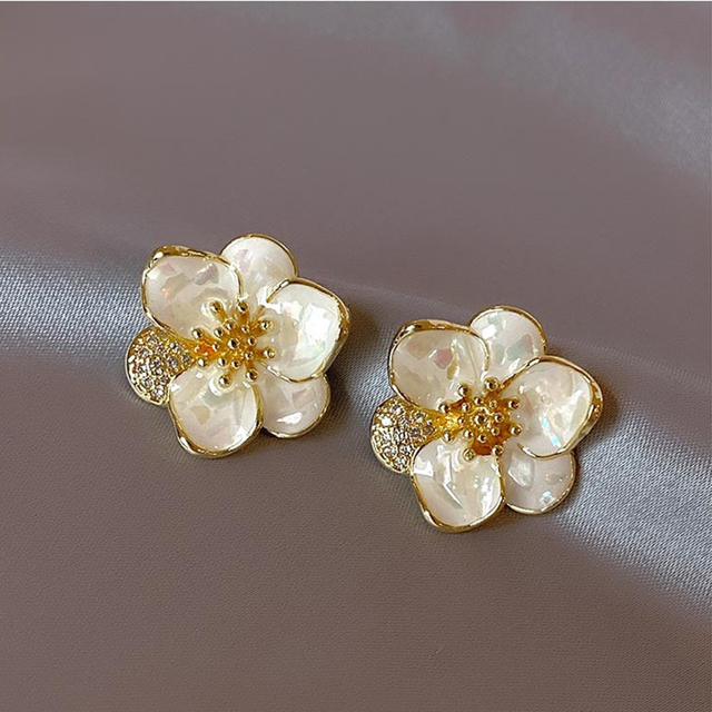 Elegante Creme Blütenohrringe mit funkelndem Akzent