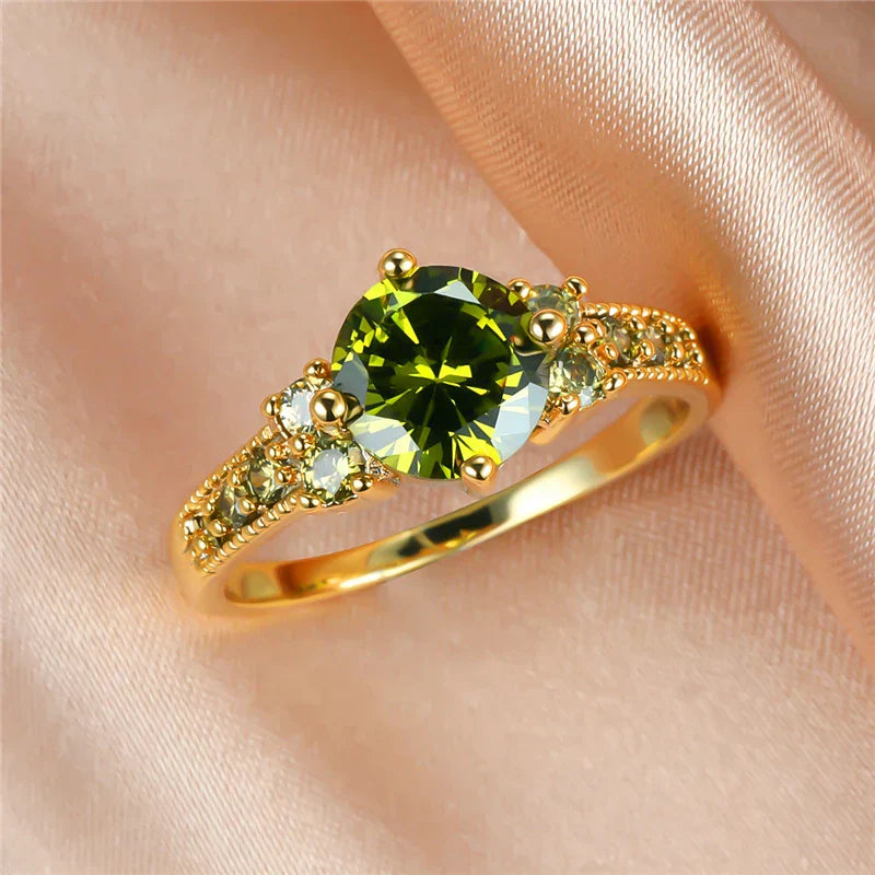 Eleganter Ring mit olivgrünem Kristall