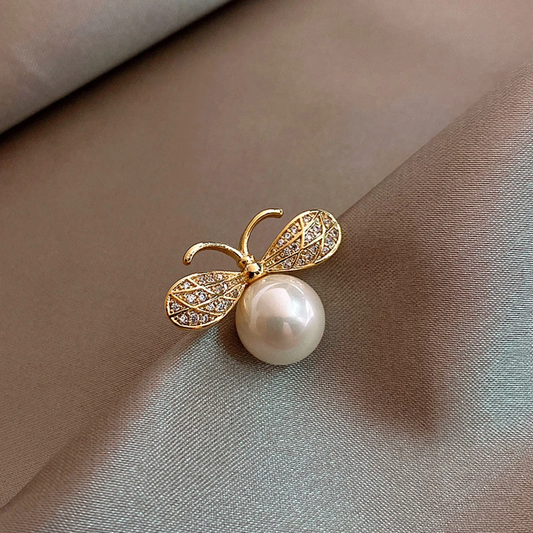 Elegante Perlen-Brosche mit funkelnden Zirkonia-Flügeln