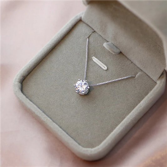 Eleganter Zirkonia-Solitär-Anhänger mit filigraner Kette