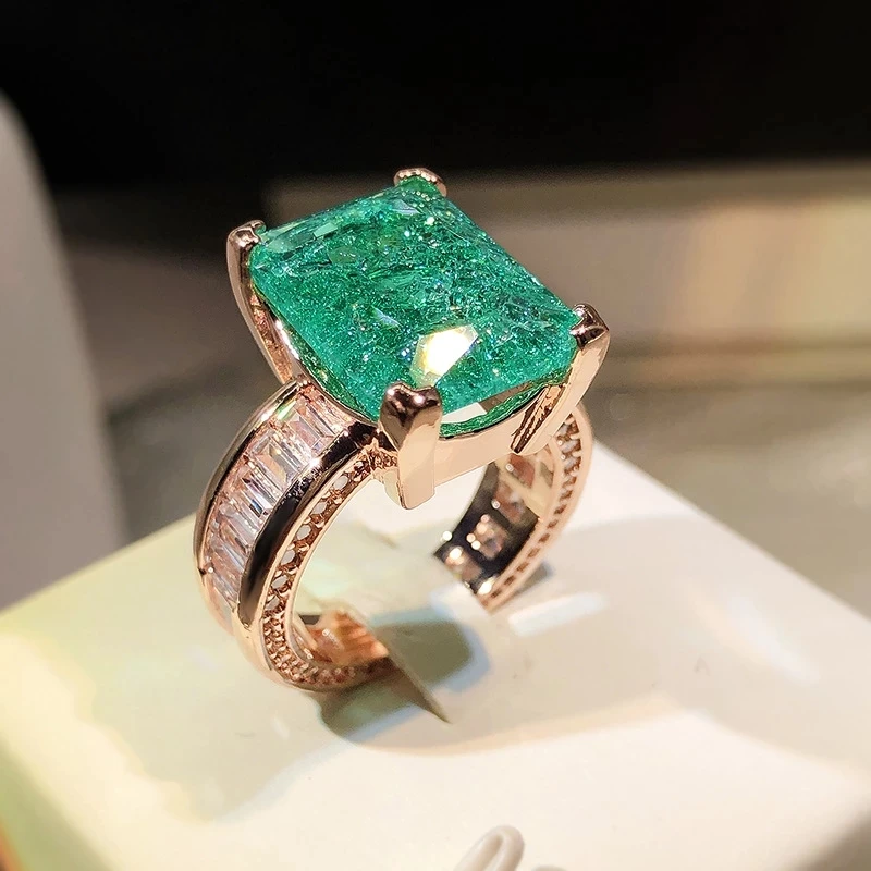 Ring mit glänzendem grünen Stein