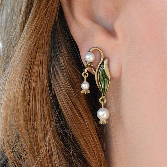 Florale Vintage-Ohrringe mit Emaille und eleganten Perlen