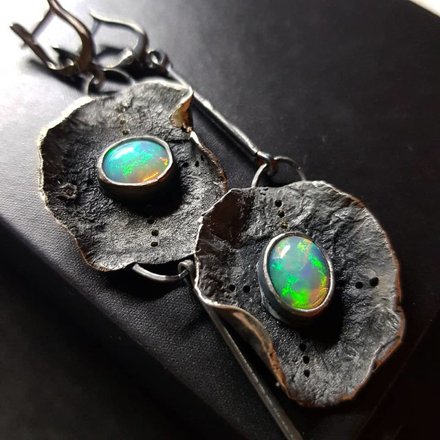 Boho Opal Ohrhänger aus geschwärztem Metall mit faszinierendem Grün
