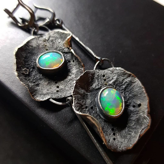 Boho Opal Ohrhänger aus geschwärztem Metall mit faszinierendem Grün
