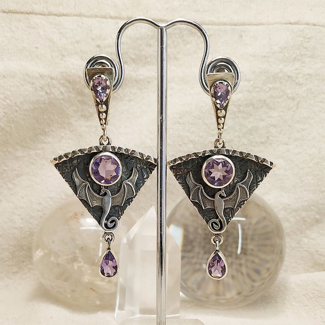 Dunkle Amethyst Fledermaus Ohrringe mit elegantem Vintage Design