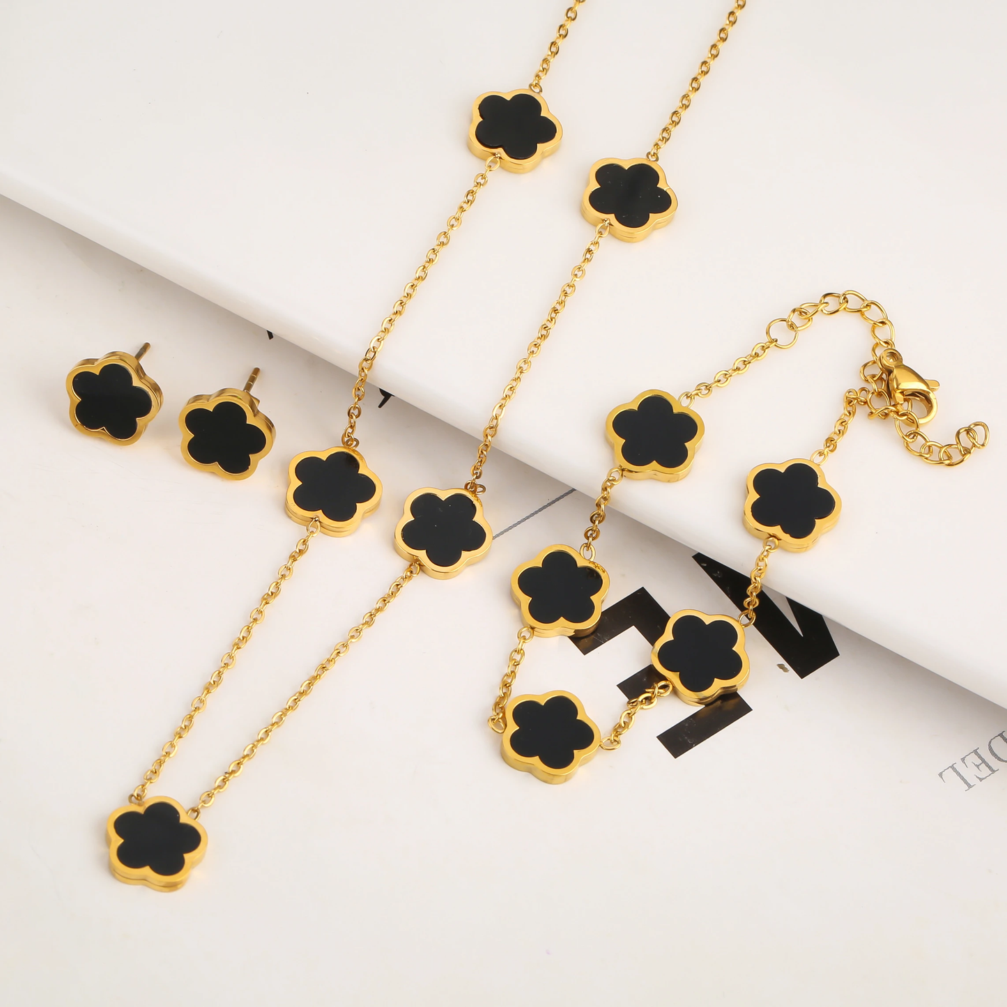 Elegantes Kleeblatt Schmuckset mit farbigen Steineinlagen