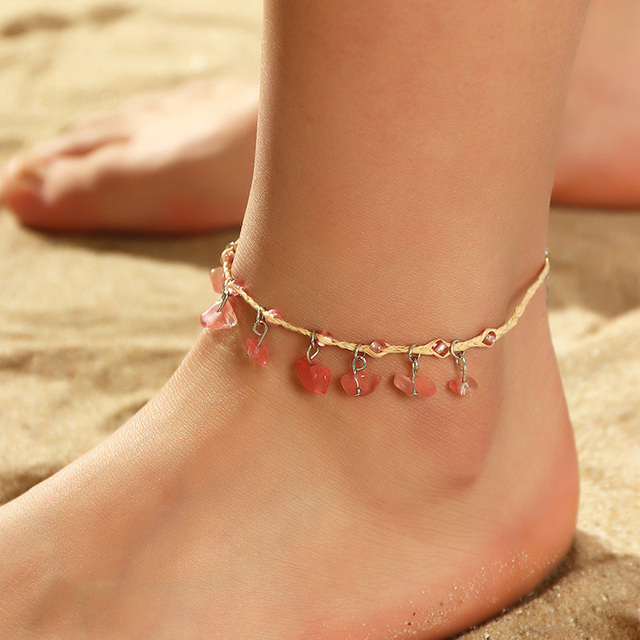 Boho Fußkettchen mit rosa Steinen und zarten Charms am Strand