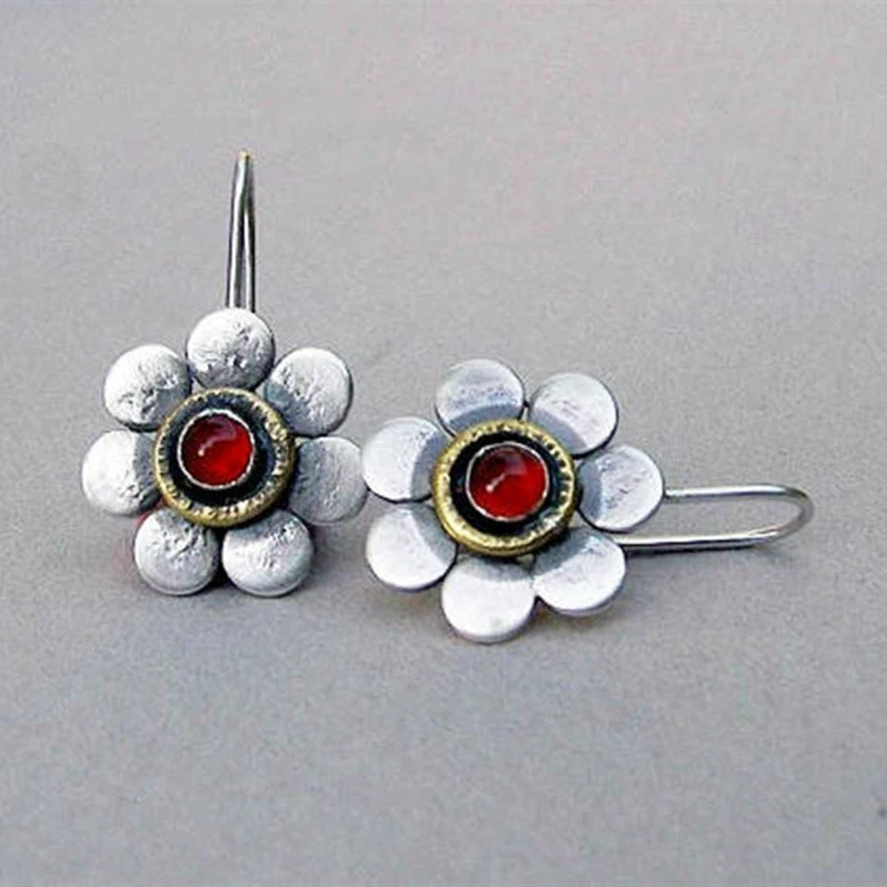 Blumen Ohrringe mit roten Glas Cabochon Steinen