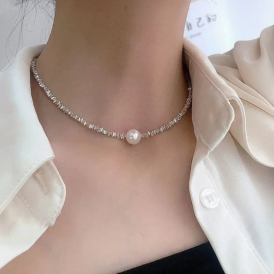Elegante Perlenkette mit funkelnden Zirkonia-Steinen im Choker-Stil