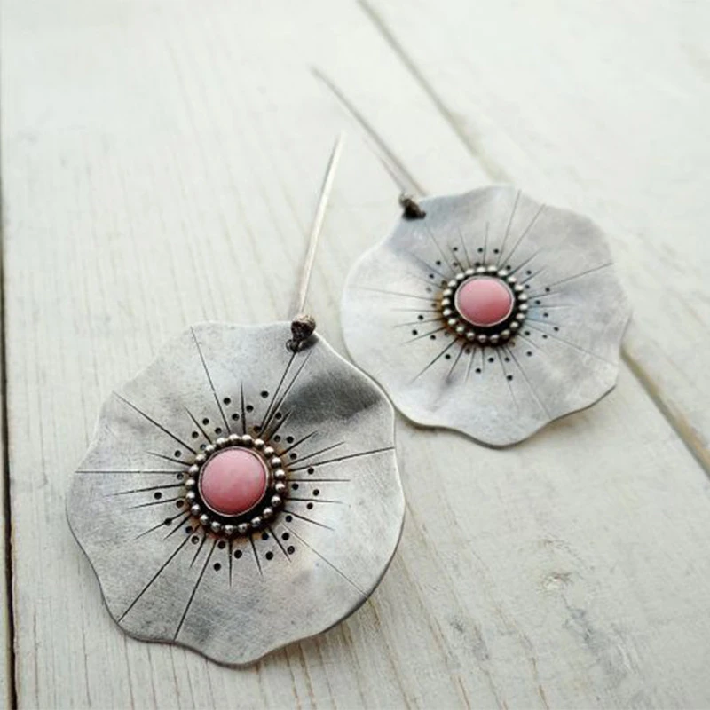 Blütenblatt-Ohrringe mit rosa Edelstein-Zentrum im Boho-Stil