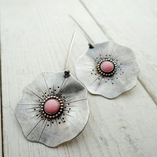 Blütenblatt-Ohrringe mit rosa Edelstein-Zentrum im Boho-Stil