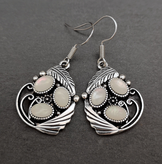 Vintage-inspirierte Ohrringe mit opalen Steinen und filigranen Details