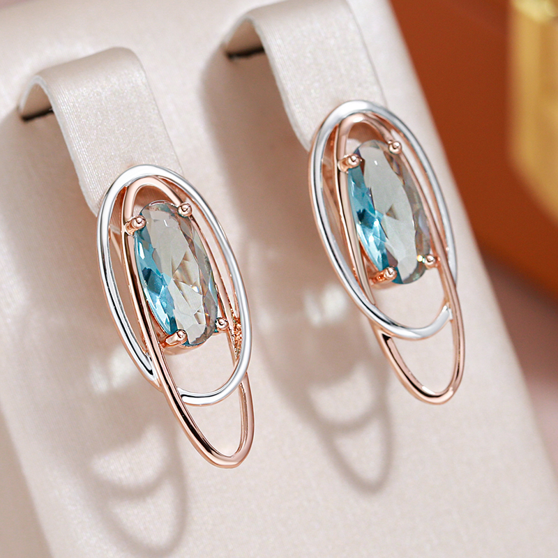 Zweifarbige Ohrstecker mit blauem Zirkon in elegantem Design