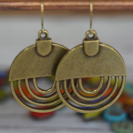 Antike Bronze Ohrringe mit Sonnenstrahl-Design