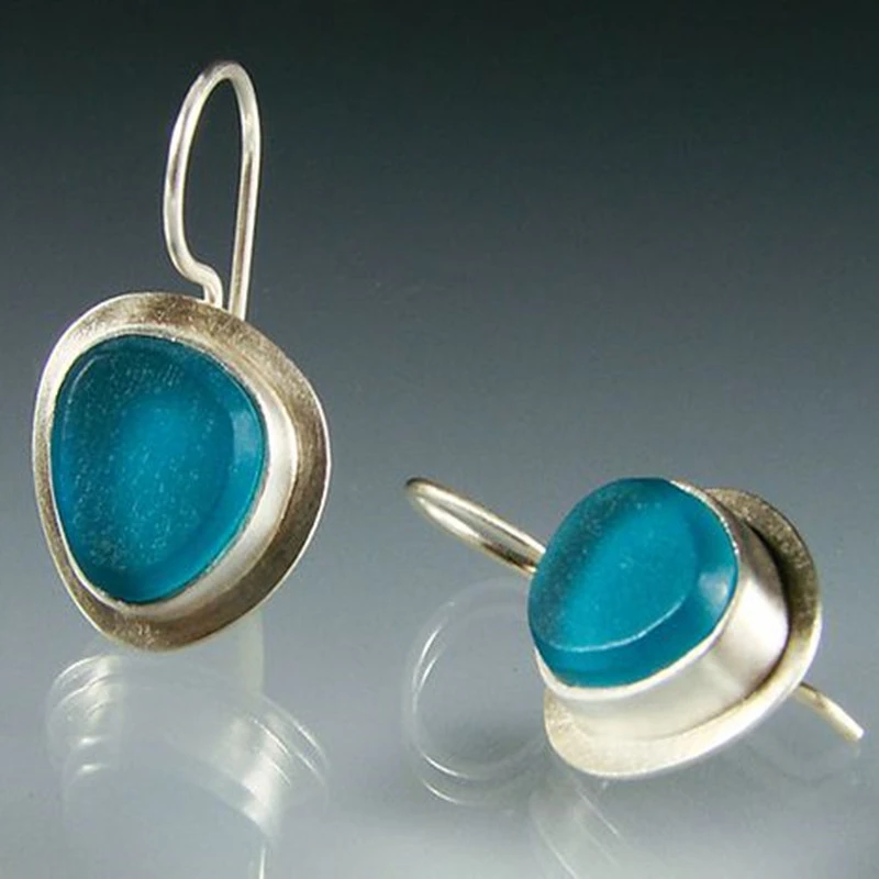 Boho-Chic Ohrringe mit ozeanblauem Kristall-Cabochon in Tropfenform