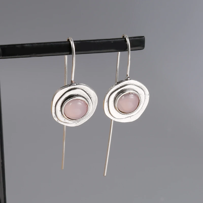 Vintage Boho Ohrringe mit rosa Cabochon und kunstvollen Details