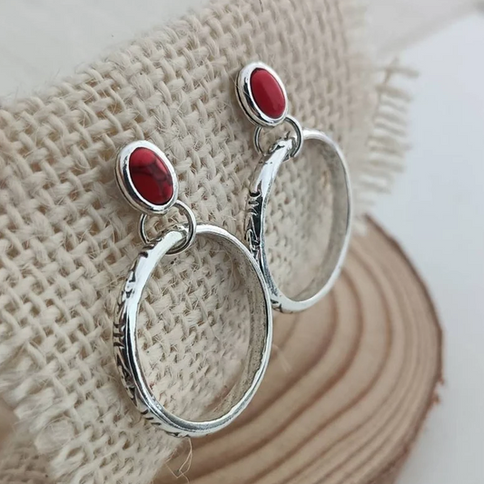Boho-Ohrringe mit roten Türkis-Steinen und gehämmertem Design