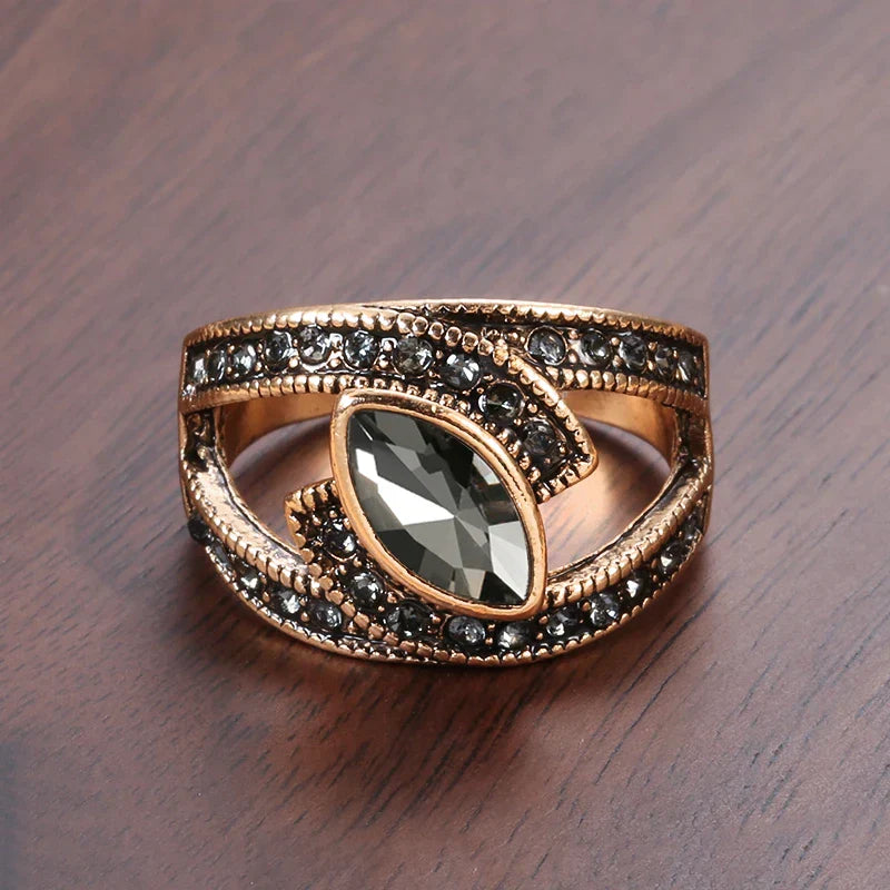 Eleganter Vintage Ring mit schwarzem Kristall und Zirkonia
