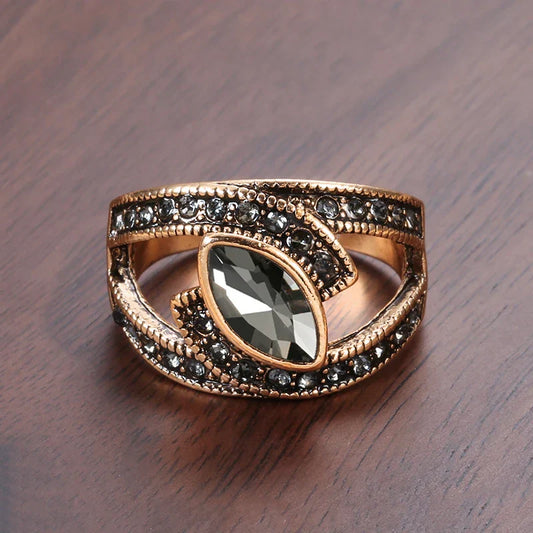 Eleganter Vintage Ring mit schwarzem Kristall und Zirkonia