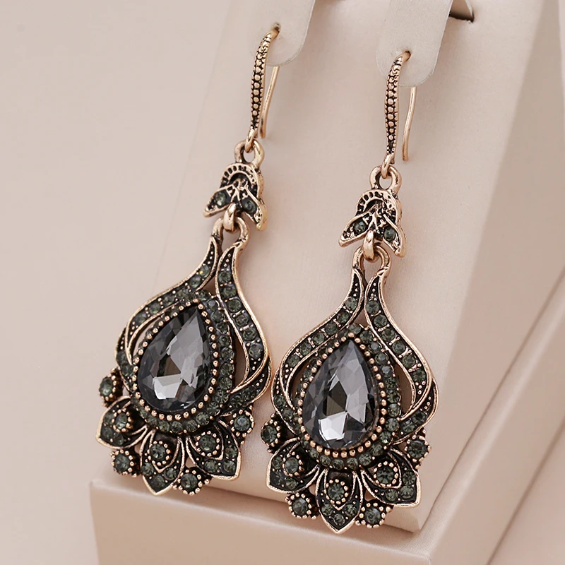 Elegante Ohrhänger mit schwarzen Kristallen und Vintage-Details