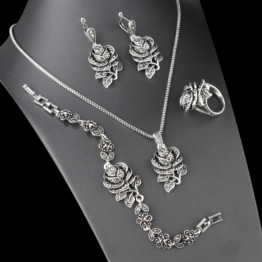 Funkelndes Vintage Rosen Schmuckset mit Ketten, Armband, Ohrringen und Ring
