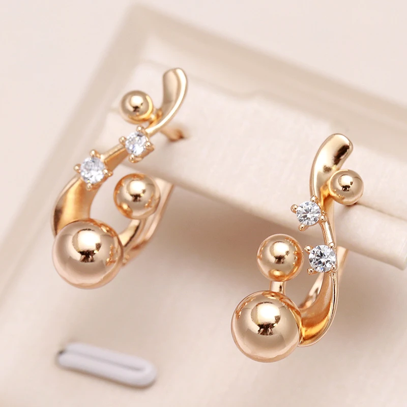 Elegante Ohrringe mit Zirkonia-Steinen und glänzenden Kugeln