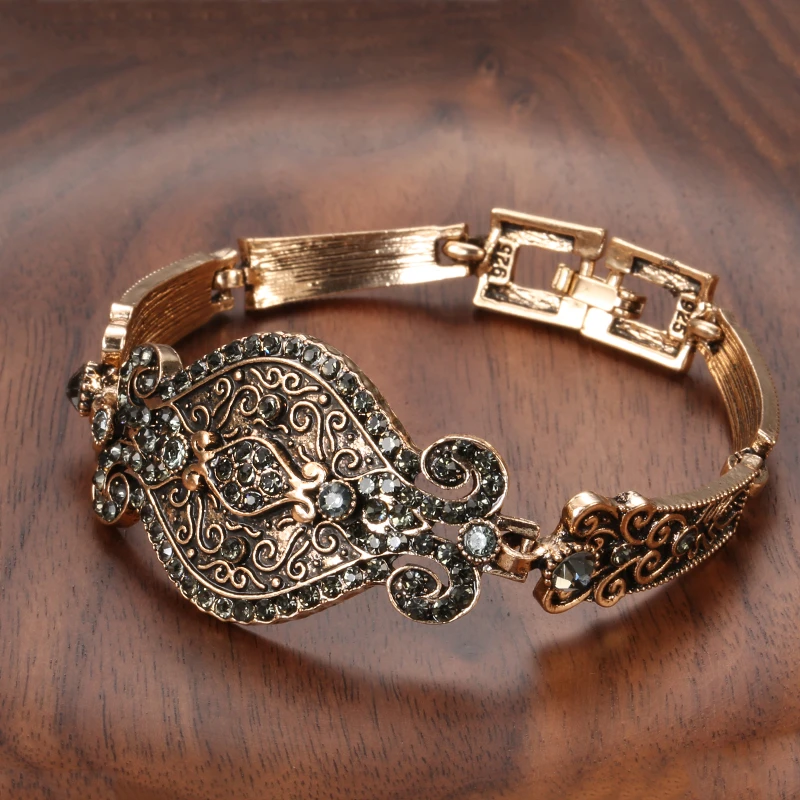 Antikes Armband mit filigranen Ornamenten und schwarzen Kristallen