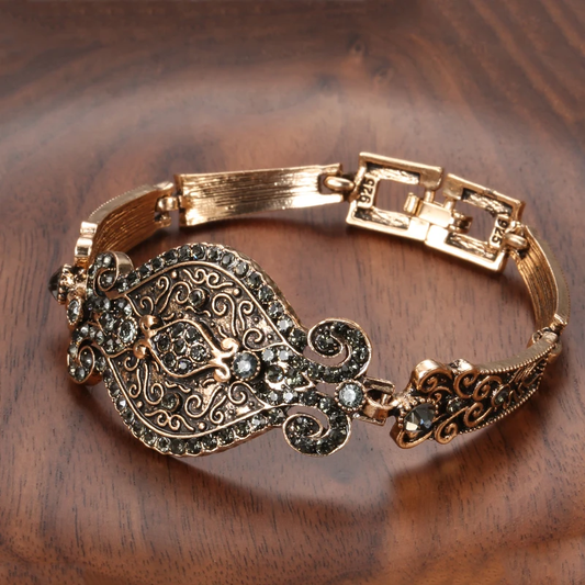 Antikes Armband mit filigranen Ornamenten und schwarzen Kristallen