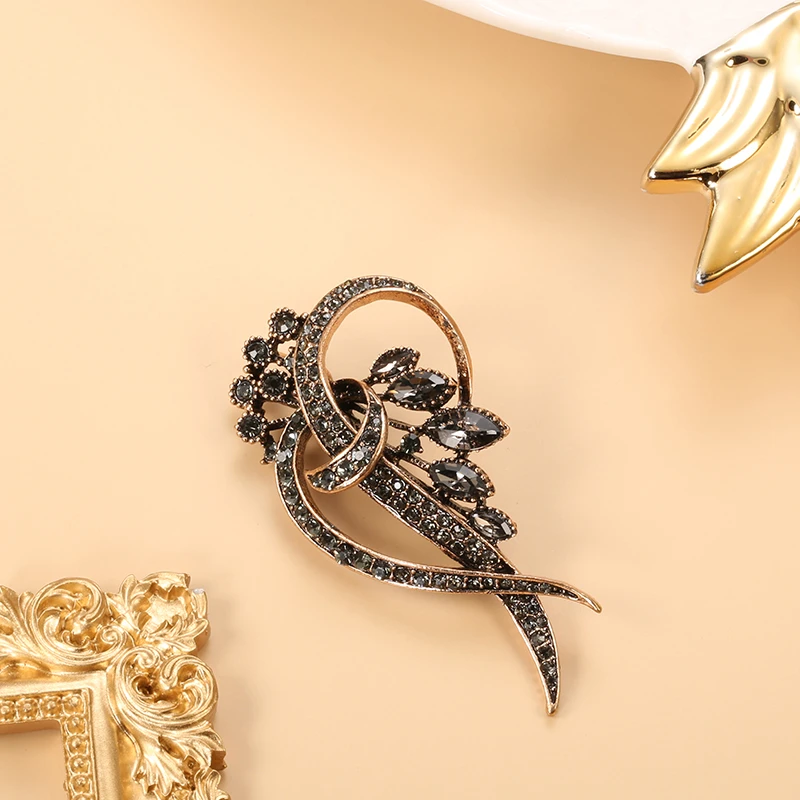 Elegante Vintage-Brosche mit Strass und Blättermotiv