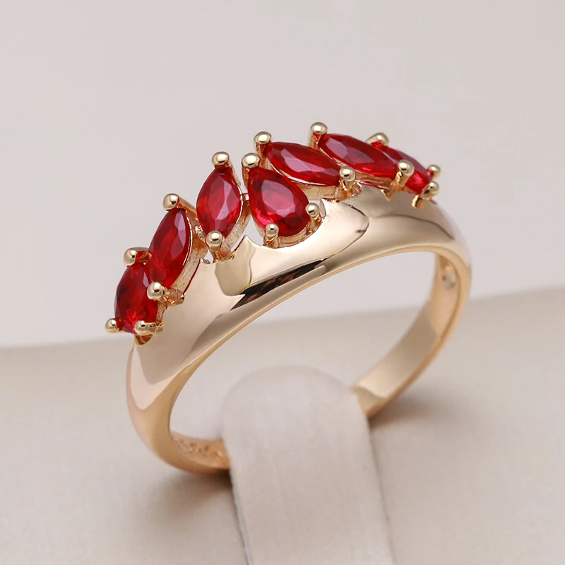 Eleganter Ring mit roten Kristallen