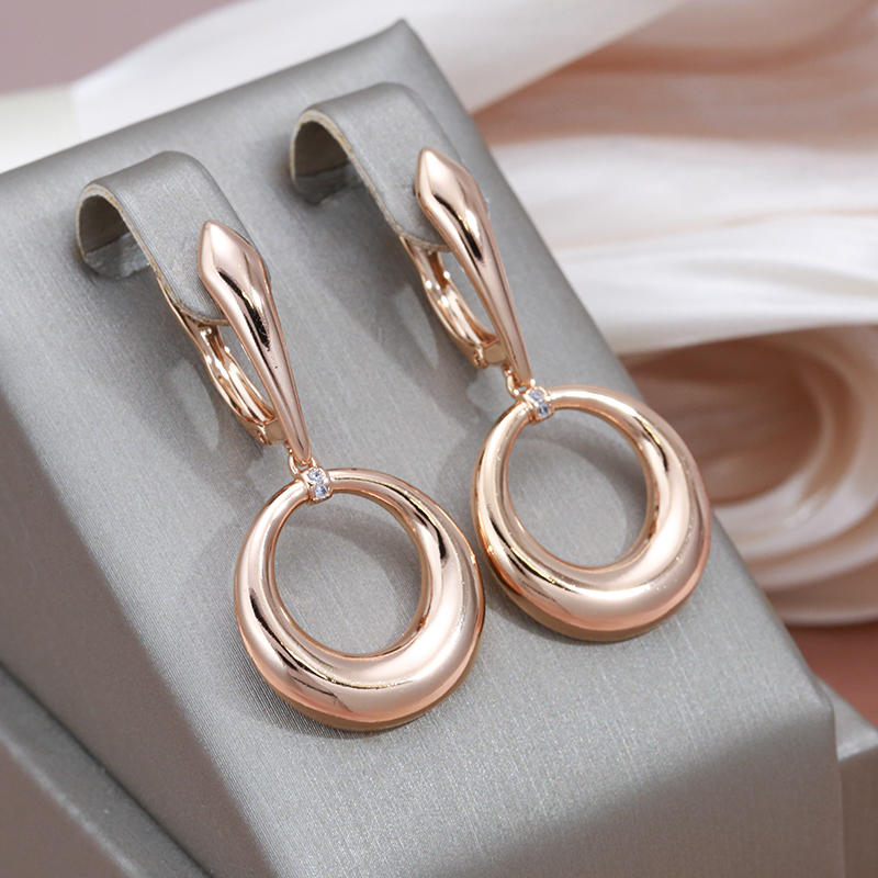 Elegante roségoldfarbene Ohrringe mit funkelndem Zirkonia-Stein und stilvoller Form