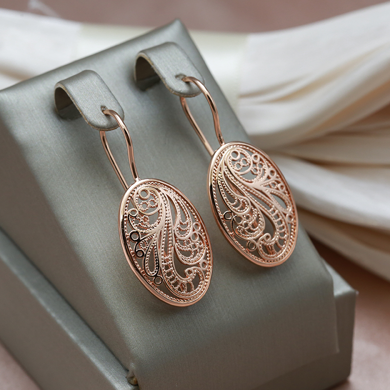 Elegante Ohrringe mit filigranem Muster in glänzendem Roséton