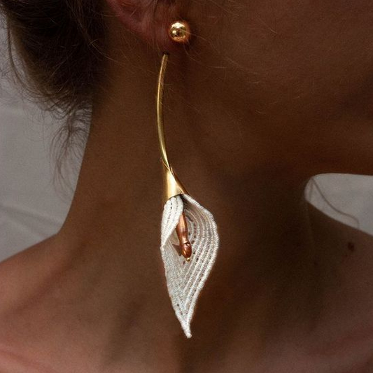 Elegante Blütenohrringe mit zartem weißen Blattwerk und filigranem Stiel
