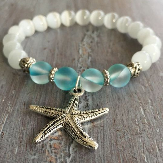 Maritimes Armband mit Seestern-Anhänger und blauen Glasperlen