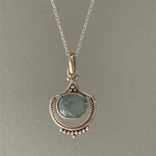Vintage Kette mit hellblauem Stein und Verzierungen