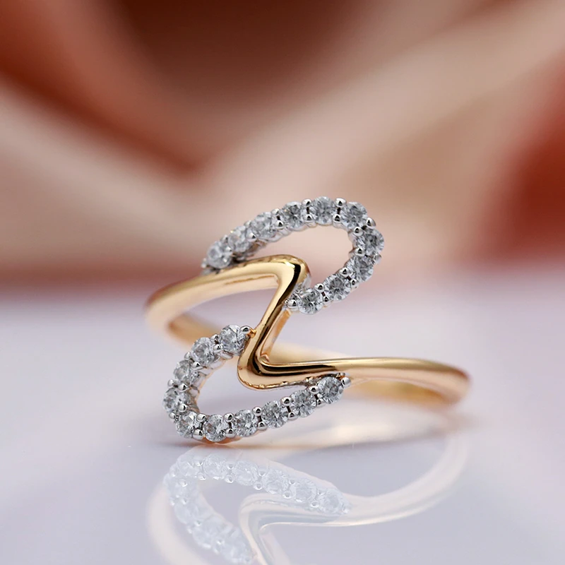 Eleganter Ring mit glänzenden Wellen