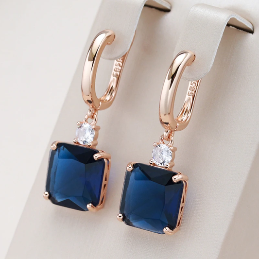 Elegante Ohrringe mit blauem Zirkon und roséfarbenem Finish