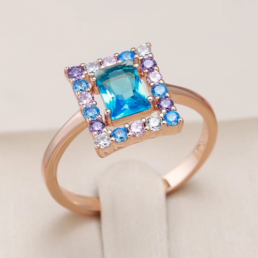 Eleganter kubischer Ring mit blauem Zirkon