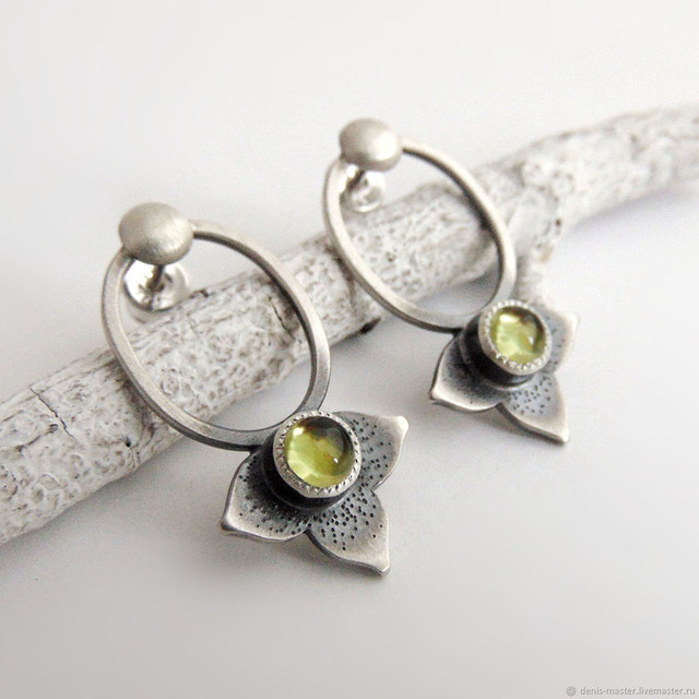 Elegante Peridot Blumen Ohrringe mit filigranen Details