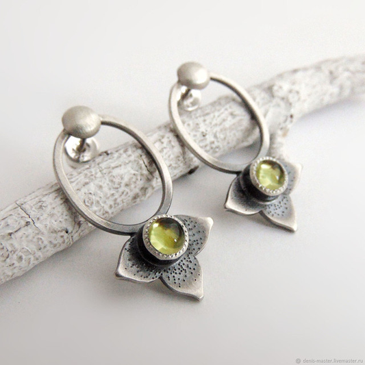 Elegante Peridot Blumen Ohrringe mit filigranen Details