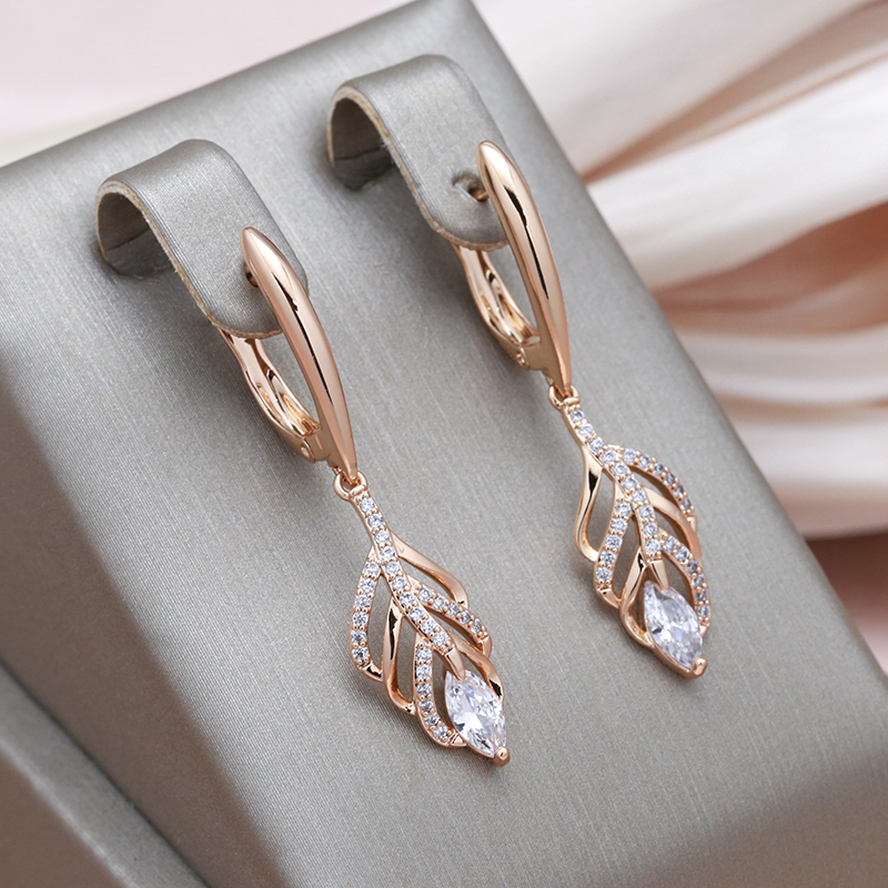 Funkelnde Rosegold-Blatt-Ohrringe mit glitzernden Zirkonia-Steinen