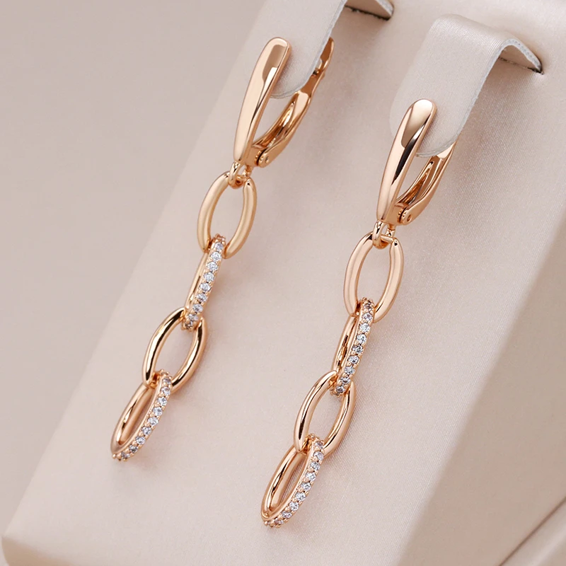 Elegante Ohrhänger mit glänzenden Kettengliedern und funkelnden Zirkonia